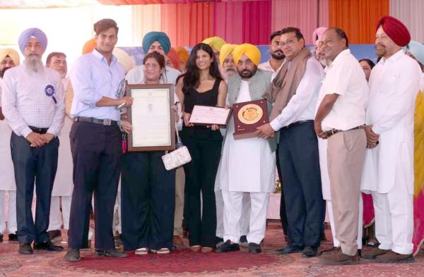 Sh.,Rajesh Garg S/o  Sh. Chaman Lal, district Sangrur, winner of the Chief Minister Award in the Innovative Poultry Farmer category
